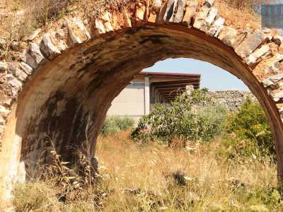 Costeggiando la torre, notiamo un arco in pietra a corredare il complesso. Non ci resta ora che farci coraggio: sfruttando proprio questa costruzione e le macerie causate dai diversi crolli, saliamo sull�edificio